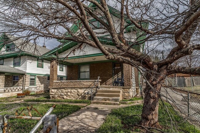 property at 912 E 31st St