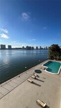17500 N Bay Rd in Sunny Isles Beach, FL - Foto de edificio - Building Photo