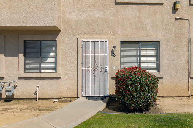 Saunders Park Villa in Bakersfield, CA - Building Photo - Building Photo