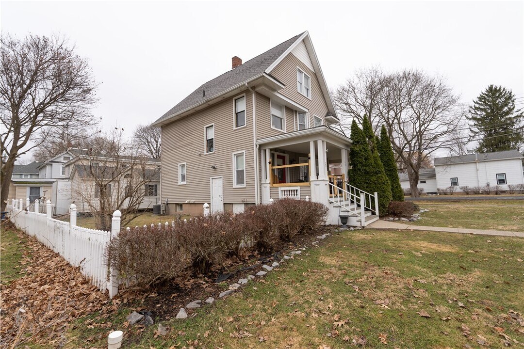 20 W Elisha St in Waterloo, NY - Building Photo