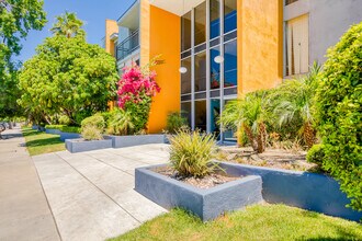 Glade Apartments in Woodland Hills, CA - Foto de edificio - Building Photo