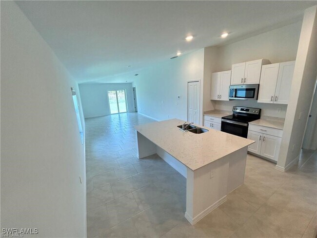 7116 Ponderosa Pne Dr in Ft. Myers, FL - Building Photo - Building Photo