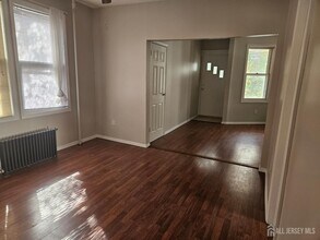 421 River Dr in Elmwood Park, NJ - Building Photo - Building Photo