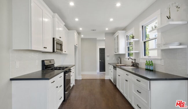 854 Serrano Pl in Los Angeles, CA - Foto de edificio - Building Photo