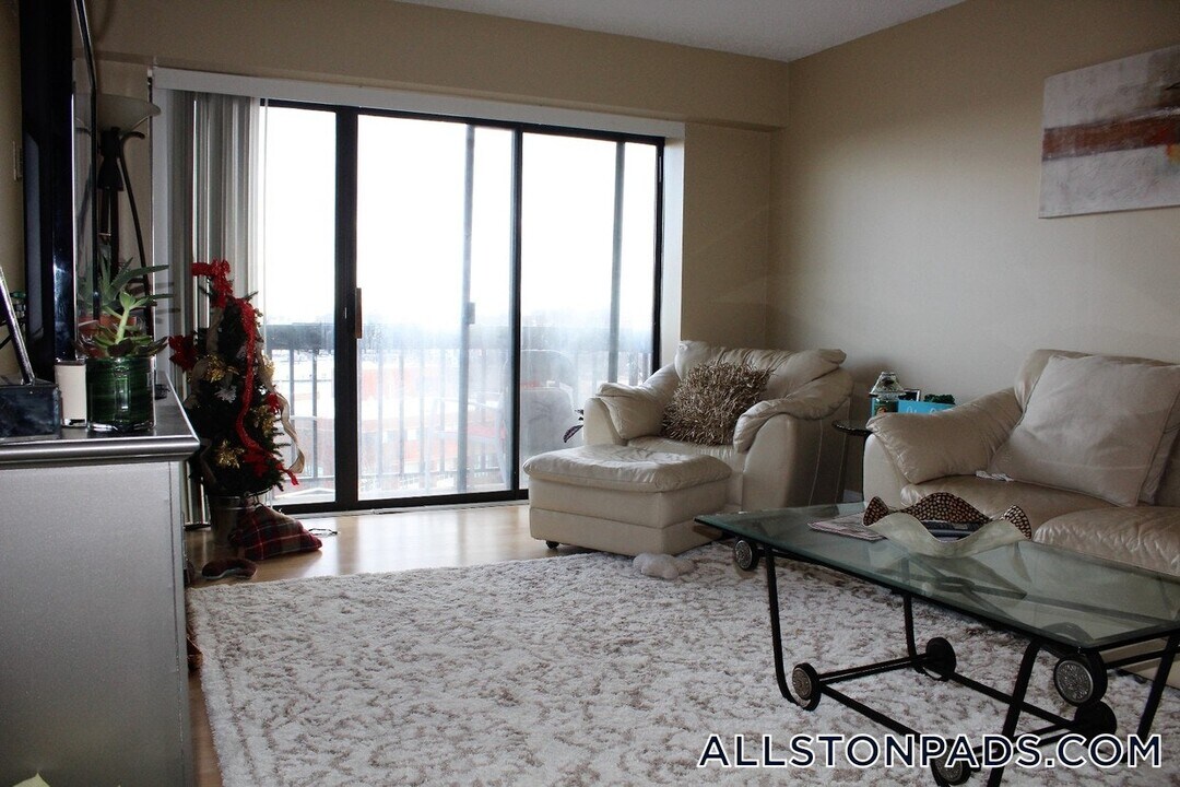 15 N Beacon St in Boston, MA - Building Photo