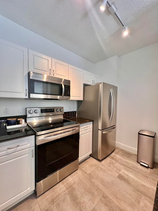 630 S Sapodilla Ave in West Palm Beach, FL - Building Photo - Building Photo