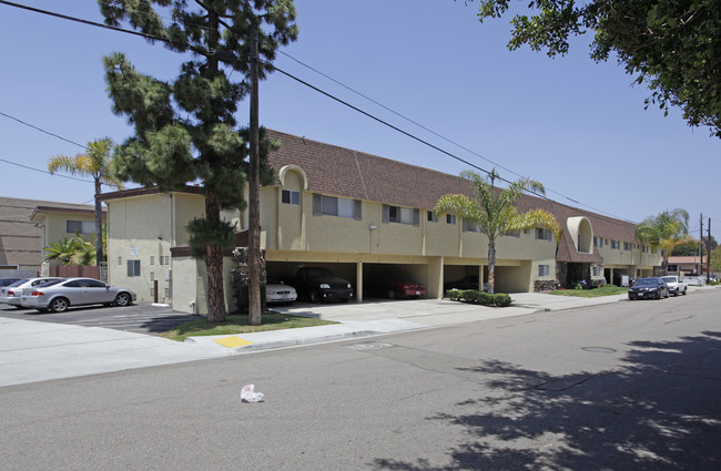 Vista Capri East in San Diego, CA - Foto de edificio - Building Photo