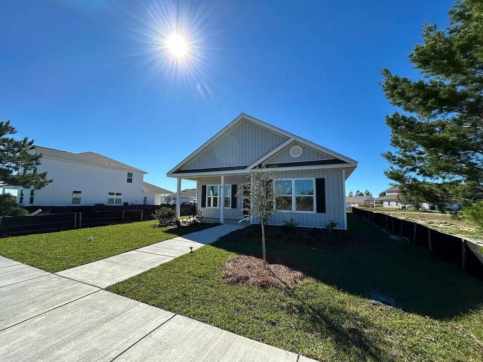 96 Sweetthorn St in Defuniak Springs, FL - Building Photo
