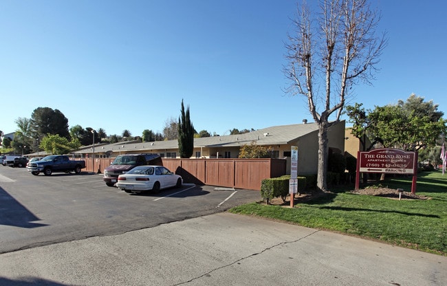 The Grand Rose Apartments in Escondido, CA - Foto de edificio - Building Photo