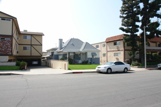 320 E Cedar Ave in Burbank, CA - Foto de edificio - Building Photo