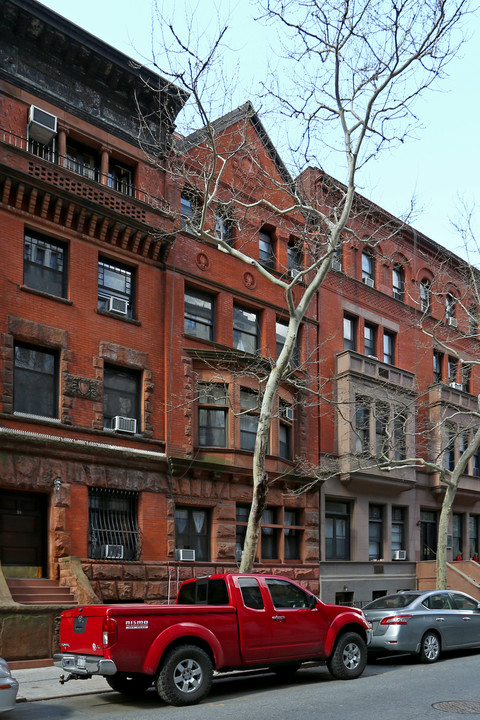 30 W 71st St in New York, NY - Building Photo