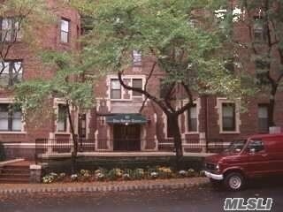 2 Spruce St-Unit -1H in Great Neck, NY - Building Photo