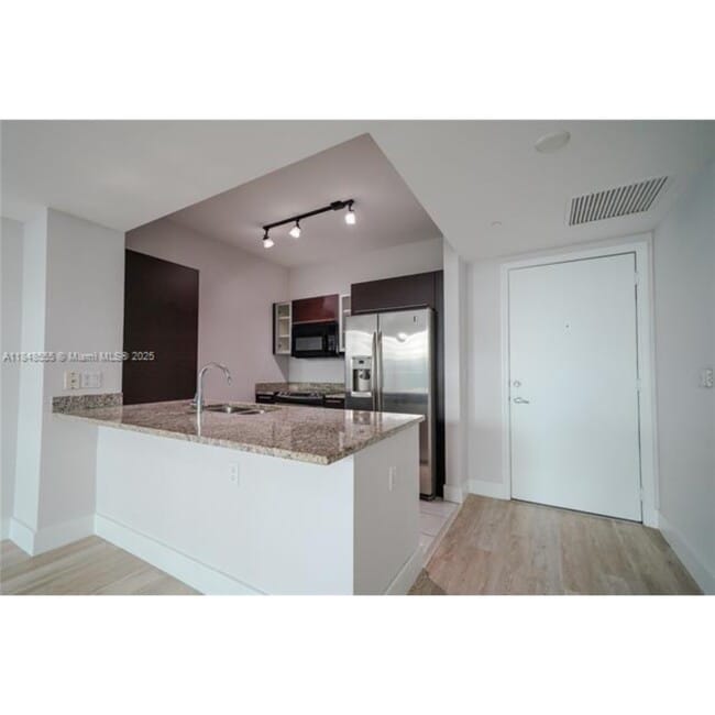 950 Brickell Bay Dr in Miami, FL - Building Photo - Building Photo