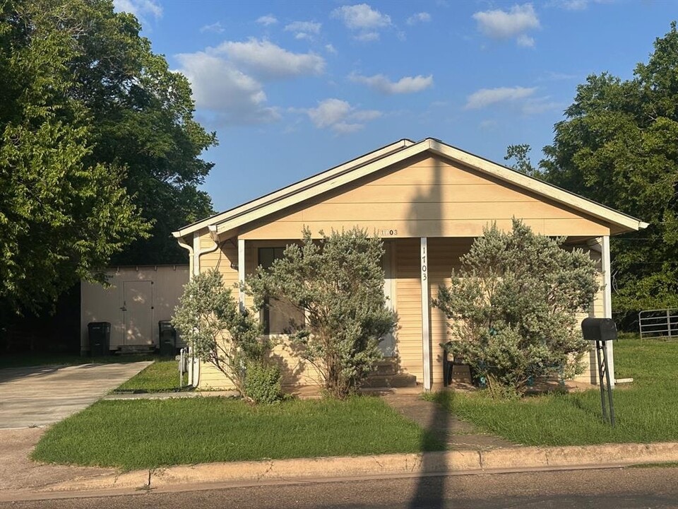 1703 Carter St in Bastrop, TX - Building Photo