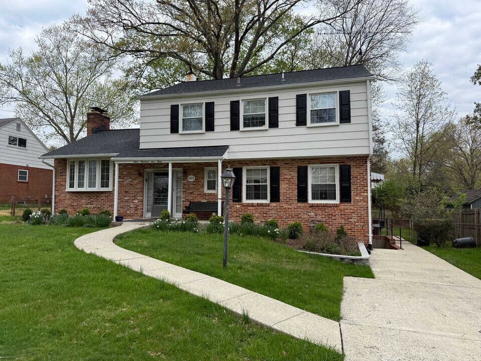 303 Charlton Ct in Silver Spring, MD - Building Photo