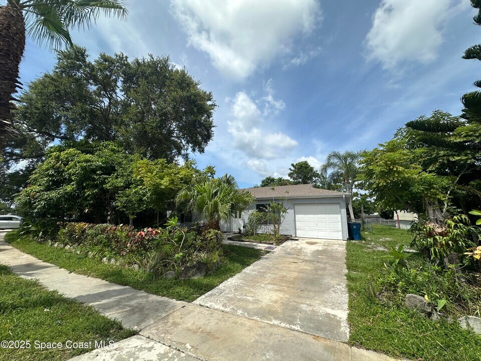 1300 Ethel Cir NE in Palm Bay, FL - Foto de edificio