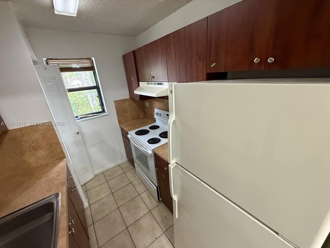 6975 NW 179th St in Hialeah, FL - Building Photo - Building Photo