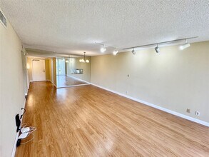 3351 S Palm Aire Dr in Pompano Beach, FL - Building Photo - Building Photo