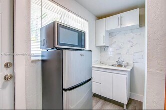 7680 Taft St-Unit -1 in Pembroke Pines, FL - Building Photo - Building Photo