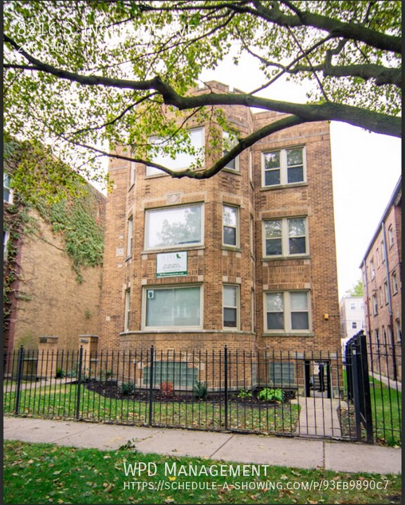 8216 S Ingleside Ave in Chicago, IL - Foto de edificio