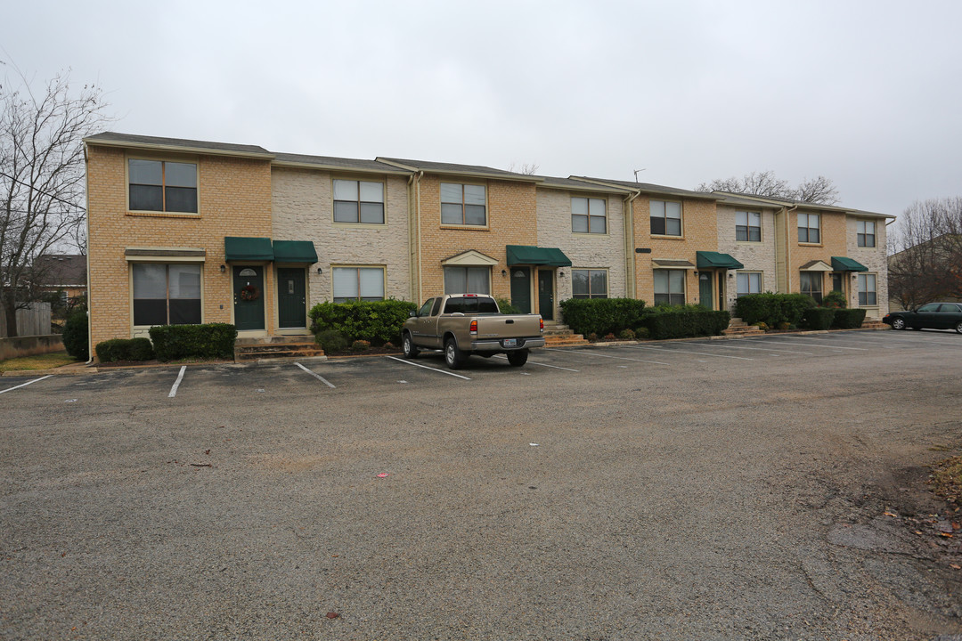 Whisper Oaks Condominiums in Georgetown, TX - Building Photo