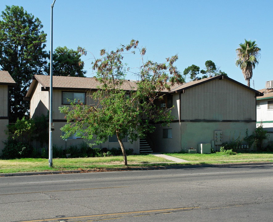 2005 W Shields Ave in Fresno, CA - Building Photo