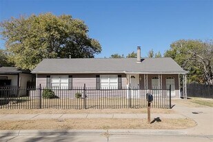 320 Highland Dr in Arlington, TX - Building Photo