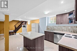 1005 Sandcliff Dr in Oshawa, ON - Building Photo