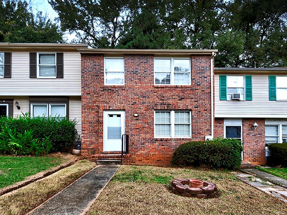 301 Roswell Commons Cir in Roswell, GA - Building Photo