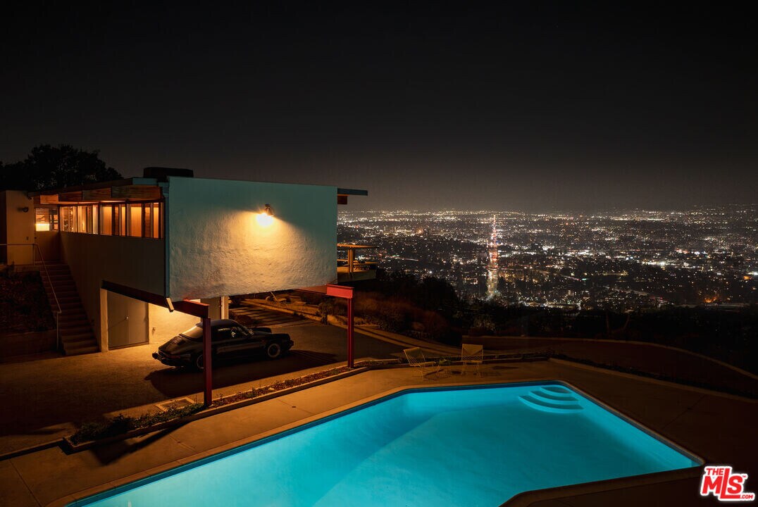7820 Mulholland Dr in Los Angeles, CA - Building Photo