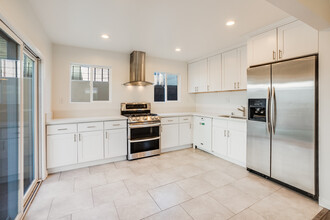2439 S Burnside Ave, Unit 2439 in Los Angeles, CA - Building Photo - Building Photo