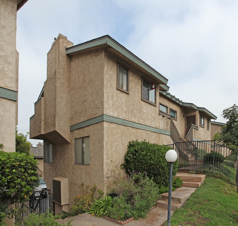 4532-4578 W Point Loma Blvd in San Diego, CA - Building Photo