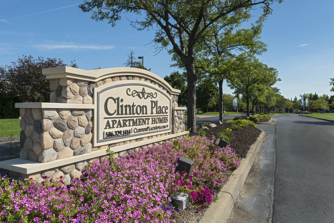 Clinton Place Apartments in Clinton Township, MI - Foto de edificio