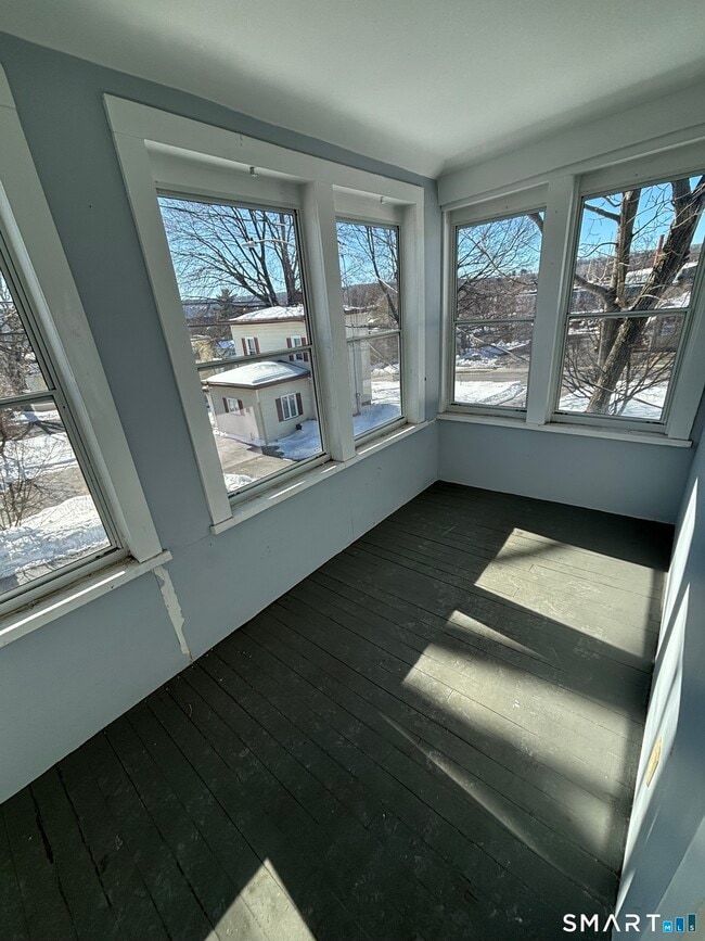 11 Roberts St in Bristol, CT - Foto de edificio - Building Photo