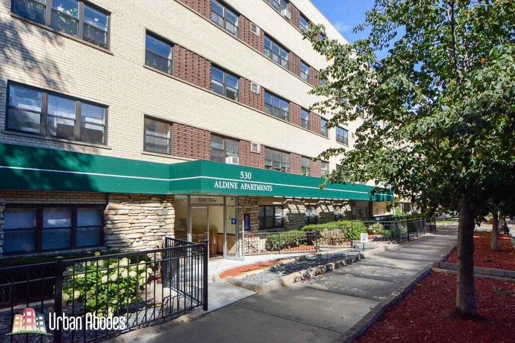 531 W Aldine Ave, Unit M03B in Chicago, IL - Building Photo