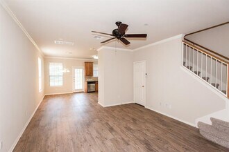 9201 Brodie Ln in Austin, TX - Building Photo - Building Photo
