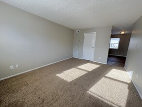 2596 Sawbury Blvd in Columbus, OH - Foto de edificio - Building Photo