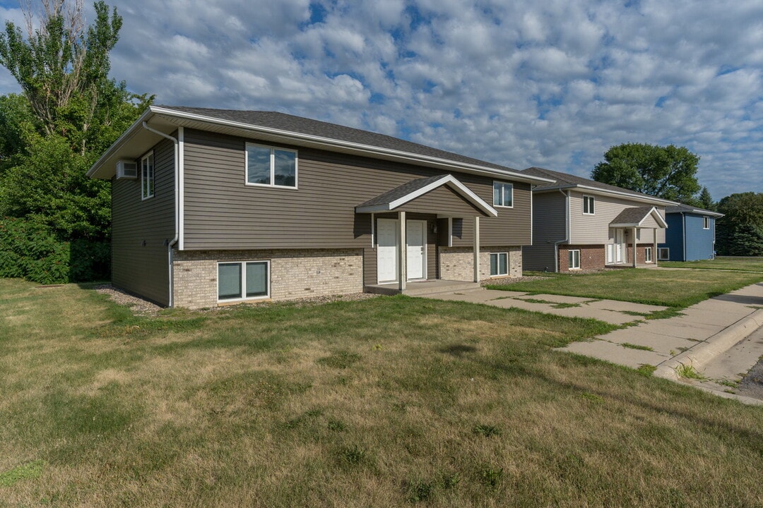 121 Balcerzak Dr in Mankato, MN - Building Photo