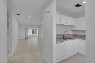 315 NW 36th Ave in Deerfield Beach, FL - Building Photo - Building Photo