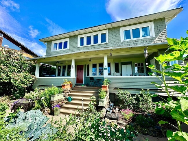 property at 412 E Jewett Blvd
