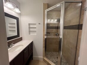 909 Reinli St, Unit 112 in Austin, TX - Foto de edificio - Building Photo