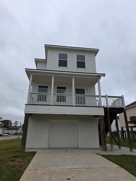 8810 Bent Oak Ln in Hitchcock, TX - Building Photo