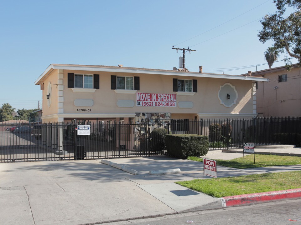 BF6206 in Bellflower, CA - Building Photo