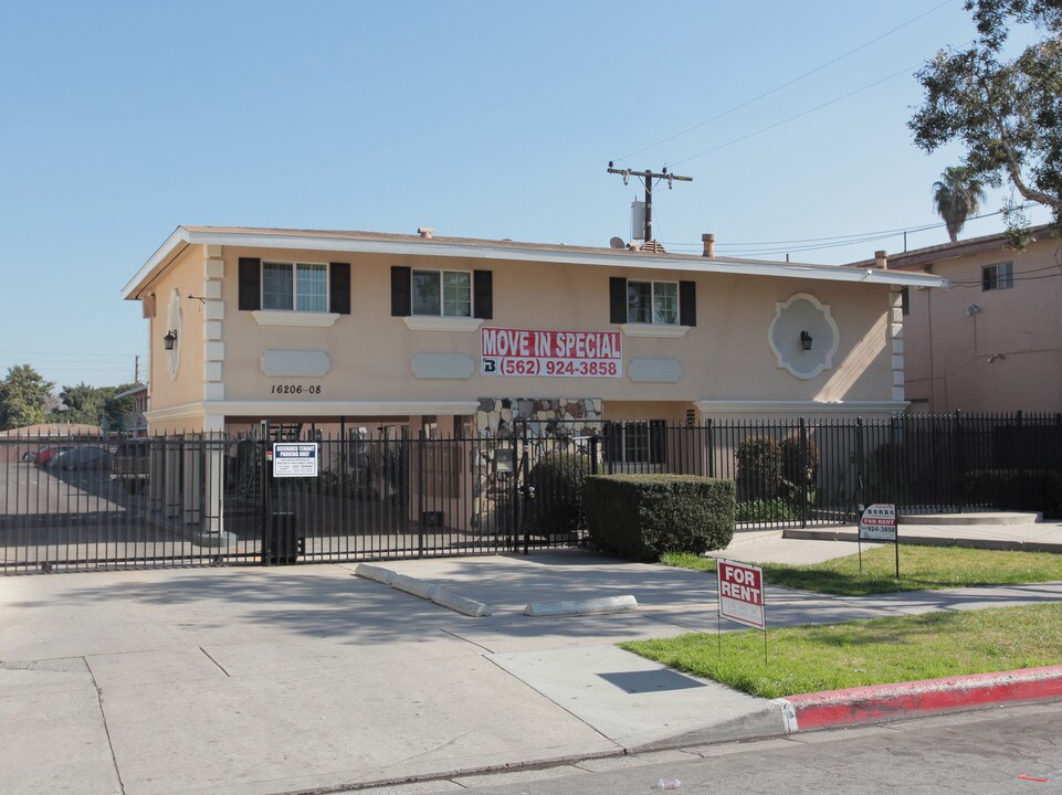 16206-16208 Eucalyptus Ave in Bellflower, CA - Building Photo