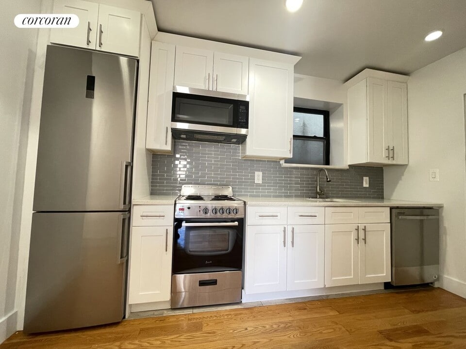 506 Manhattan Ave in New York, NY - Building Photo