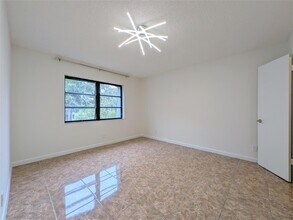 3101 Oakland Shores Dr, Unit H204 in Oakland Park, FL - Building Photo - Building Photo