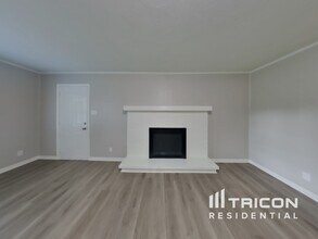 806 Leisure Ln in Greenwood, IN - Building Photo - Building Photo