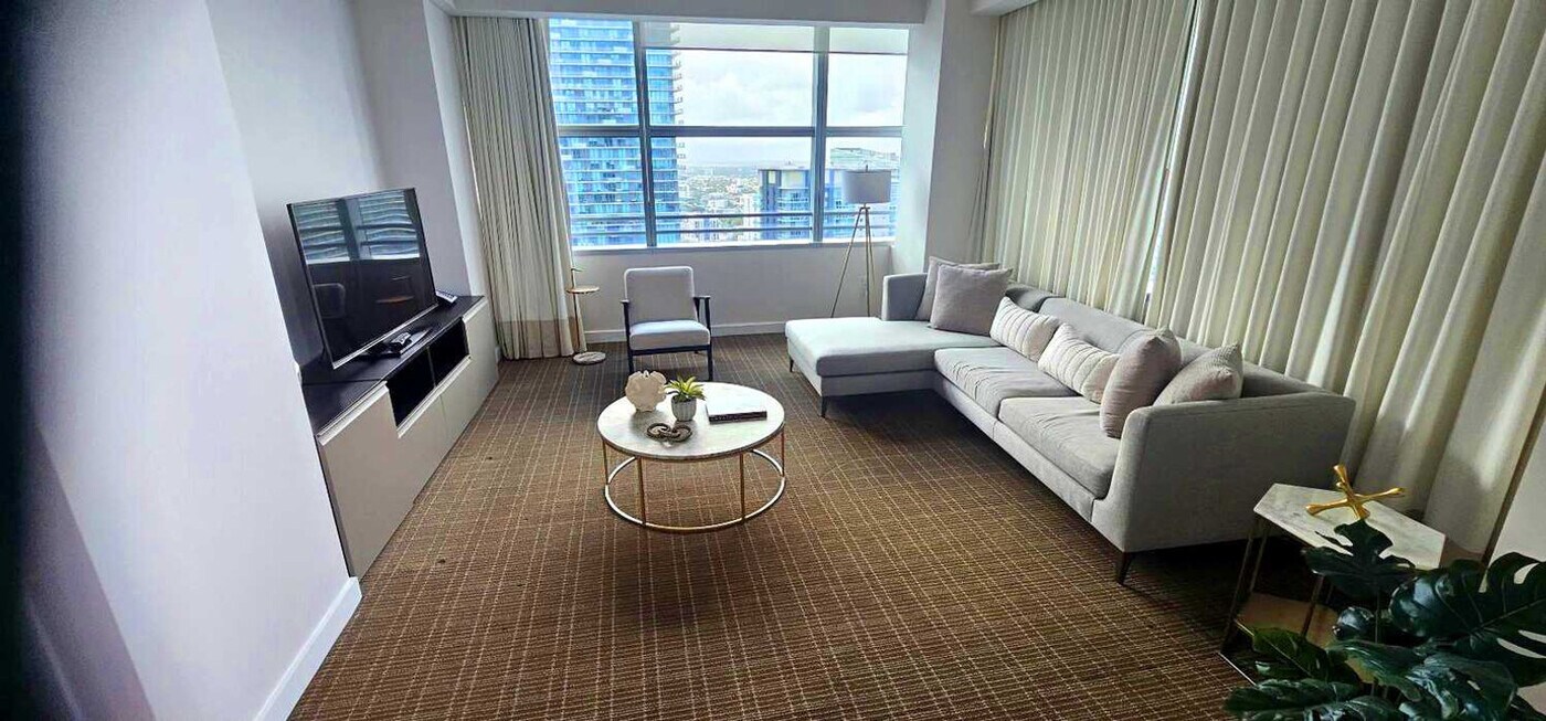1391 FL-5 in Miami, FL - Building Photo