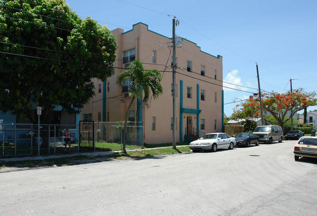 1003 SW 15th Ave in Miami, FL - Foto de edificio - Building Photo