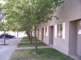 400-410 N West St in Visalia, CA - Building Photo